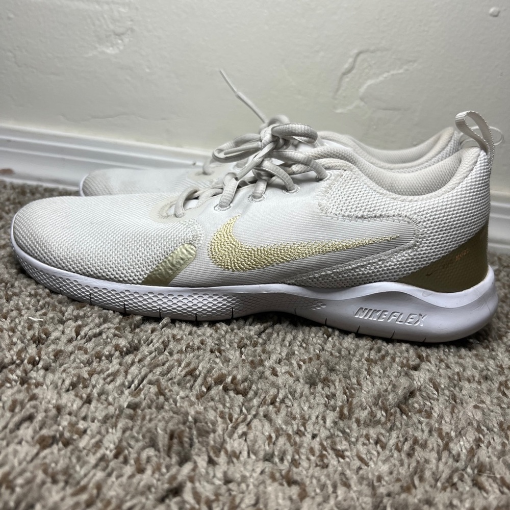 SIZE 8.5 Nike Flex Experience Womens Running Shoe  White/gold Barely Worn